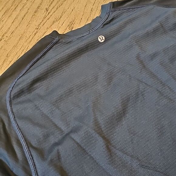 Navy Lululwmon shirt size L - Picture 8 of 9